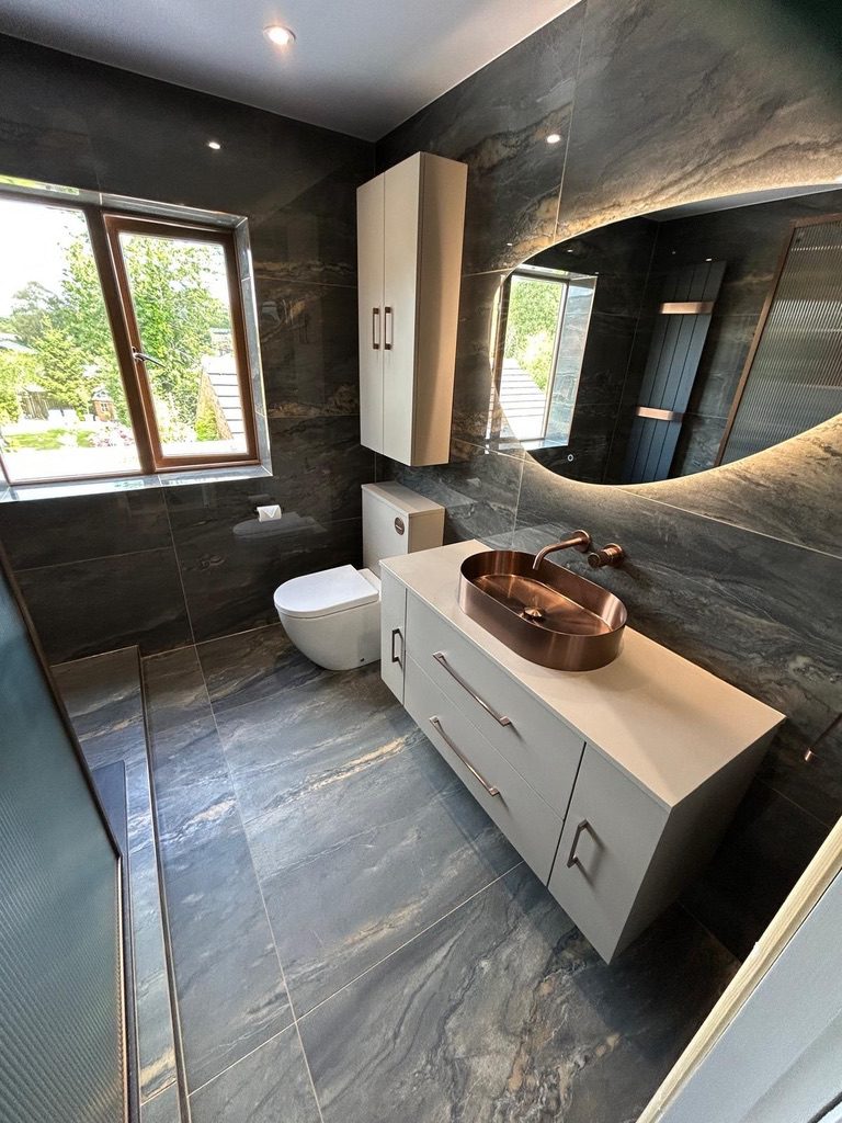 Bathroom fitting with luxurious tiles Bathroom fitting with luxurious tiles